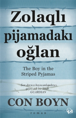 Zolaqlı pijamadakı oğlan